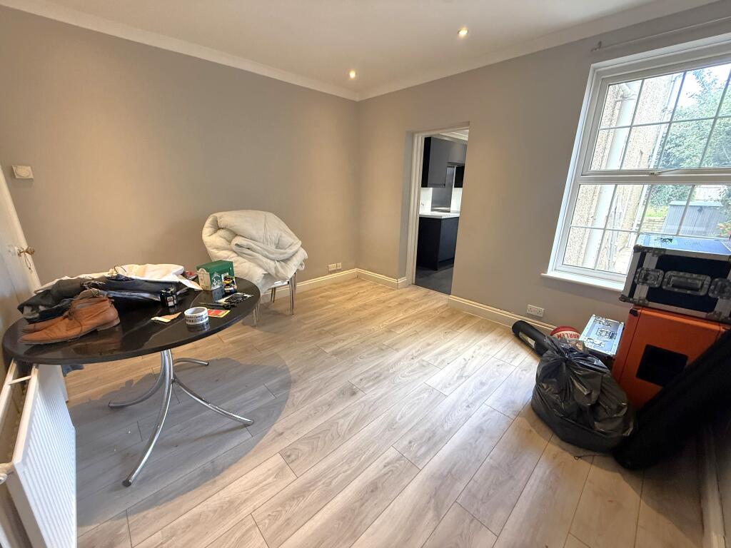 FieldPalmer's tweet photo. Offered for sale with no forward chain, this spacious three bedroom semi terrace #house is located in the popular area of #Freemantle, #Southampton and is ready to move into.
🏠Info- https://t.co/4yQBAYdGoo
📲Call Field Palmer Shirley 023 8078 0787 https://t.co/kl2sDUzgI6