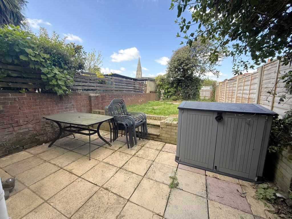FieldPalmer's tweet photo. Offered for sale with no forward chain, this spacious three bedroom semi terrace #house is located in the popular area of #Freemantle, #Southampton and is ready to move into.
🏠Info- https://t.co/4yQBAYdGoo
📲Call Field Palmer Shirley 023 8078 0787 https://t.co/kl2sDUzgI6