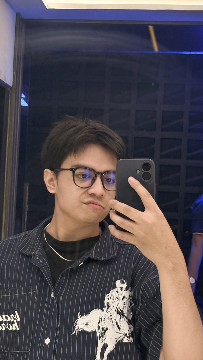 Gwegibby's tweet photo. mirror selfie di luna bagus nian anj https://t.co/BuENLBPz0u