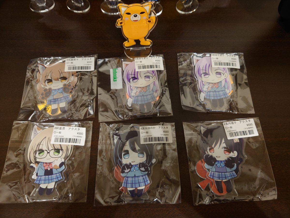 komarindango's tweet photo. 仕事終わりにメロブに寄ってさみぃ画伯のアクスタ買ってきました〜😄ちー先輩以外の４人は店舗受け取りで予約し���るけどまだ届かず。 https://t.co/TNzVlhu0Uy