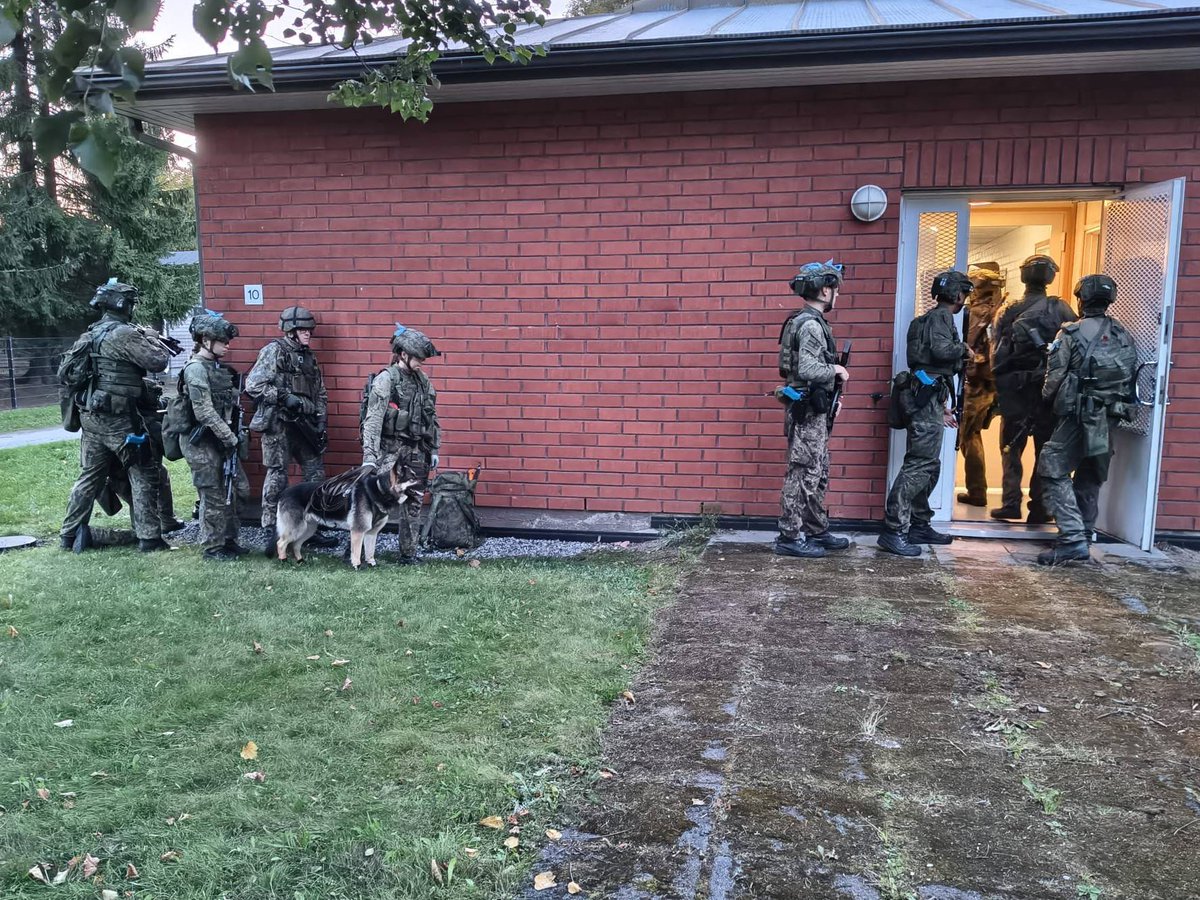 KainuunPR's tweet photo. Sotilaspoliisit ja koiranohjaajat ovat harjoitelleet Kajaanissa valmistautuen ensi viikon viimeiseen harjoitukseensa ennen kotiutumistaan 16.9.
#kaipr #maavoimat #spol #skos #k9 #inttiarki https://t.co/3uPtsLaJz5