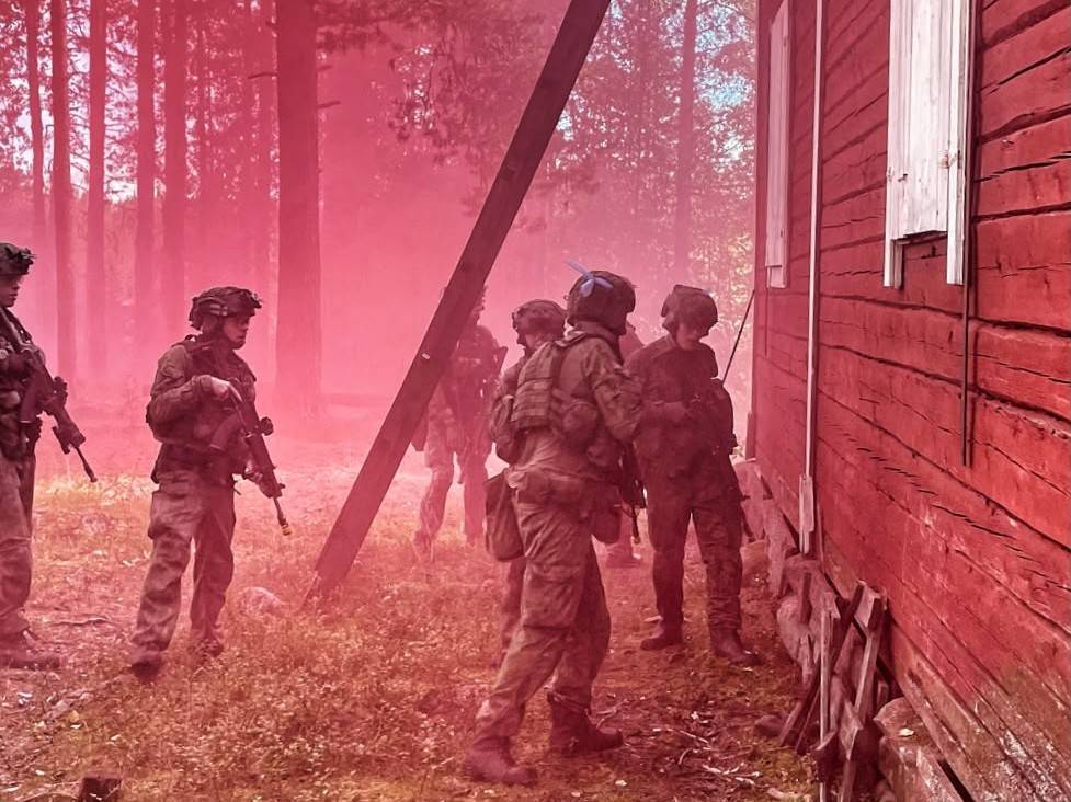 KainuunPR's tweet photo. Sotilaspoliisit ja koiranohjaajat ovat harjoitelleet Kajaanissa valmistautuen ensi viikon viimeiseen harjoitukseensa ennen kotiutumistaan 16.9.
#kaipr #maavoimat #spol #skos #k9 #inttiarki https://t.co/3uPtsLaJz5