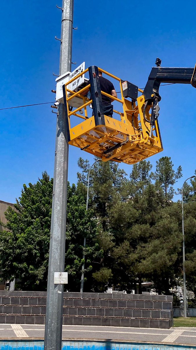 viransehir_bld's tweet photo. HALKIMIZIN GÜVENLİĞİ İÇİN TEKNİK KONTROLLER SÜRÜYOR

Bilgi İşlem Müdürlüğü ekiplerimizce kamera sistemlerinin teknik durumunu kontrol ederek kentimizdeki ve parklarımızdaki güvenliği ve huzuru sağlamaya yönelik çalışmalarımızı sürdürüyoruz.
Bu kapsamda Buğday Pazarı’nda bulunan kamera sistemleri ile Antim Parkı ve 15 Temmuz Parkı’ndaki güvenlik kameralarının ekiplerimiz tarafından detaylı teknik kontrolleri yapıldı.

Halkımızın güvenliği için sahadaki çalışmalarımız aralıksız devam edecek.