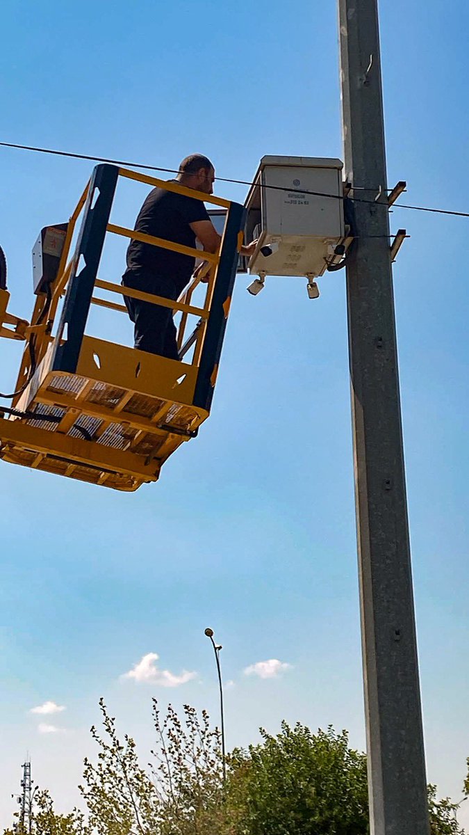 viransehir_bld's tweet photo. HALKIMIZIN GÜVENLİĞİ İÇİN TEKNİK KONTROLLER SÜRÜYOR

Bilgi İşlem Müdürlüğü ekiplerimizce kamera sistemlerinin teknik durumunu kontrol ederek kentimizdeki ve parklarımızdaki güvenliği ve huzuru sağlamaya yönelik çalışmalarımızı sürdürüyoruz.
Bu kapsamda Buğday Pazarı’nda bulunan kamera sistemleri ile Antim Parkı ve 15 Temmuz Parkı’ndaki güvenlik kameralarının ekiplerimiz tarafından detaylı teknik kontrolleri yapıldı.

Halkımızın güvenliği için sahadaki çalışmalarımız aralıksız devam edecek.