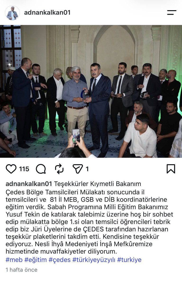 barispehlivan's tweet photo. Akit’in “karma eğitim sona ersin” sürmanşetinde görüşlerine başvurduğu iki isim daha bir hafta önce Milli Eğitim Bakanı Yusuf Tekin’le birlikteydi. MEB’e eğitim verdiler, okullara tarikat şeyhleri sokan projeyi anlattılar, bakan elinden plaket aldılar… Organize işler bunlar. 👇🏼 https://t.co/qnzX07FFcK