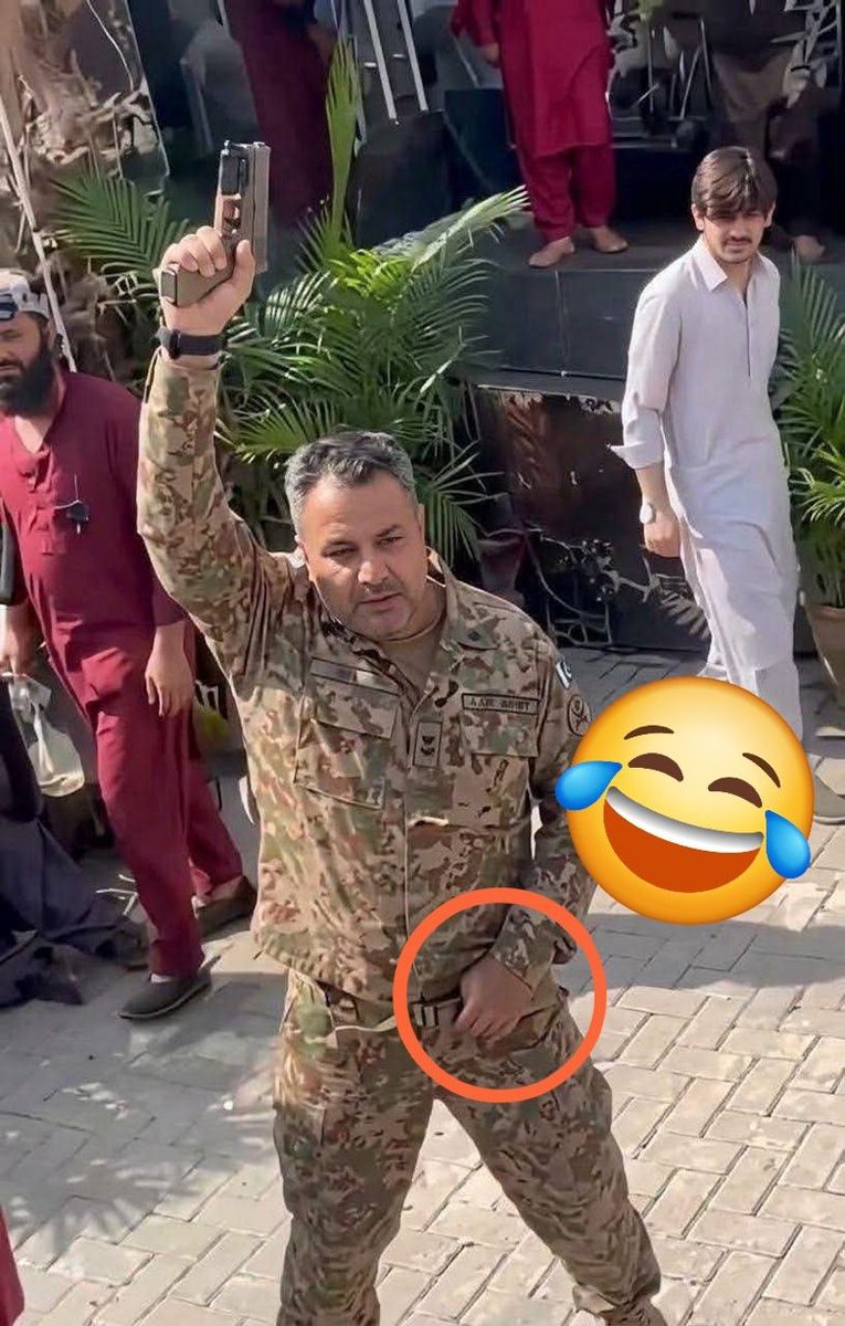 TabassamKhan100's tweet photo. جنگ کیا خاک لڑنی ہے جو فائر کرتے وقت ایک ہاتھ سے پتلون پکڑتے ہوں😂😂🤣 https://t.co/TZskjF6fHN