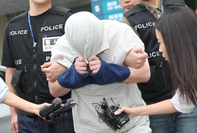 HumanErrorCN's tweet photo. 嫌疑人郑昌圣(中国国籍，朝鲜族人，韩国永居）已经承认杀害女生，并供述毁损、分散遗弃遗体；今天下午大邱法院已经正式签发拘捕令。和遗体待了几乎一周奸尸分尸，这人就是个变态。 https://t.co/kPhQZJZWfH