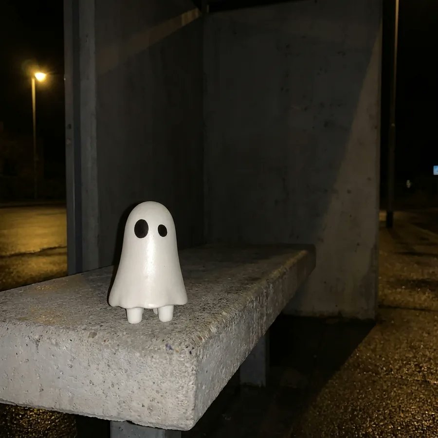 Wootheghost's tweet photo. i was waiting too long for my bus to go....is time to go by my 2 small legs https://t.co/BZUoDNbCM9