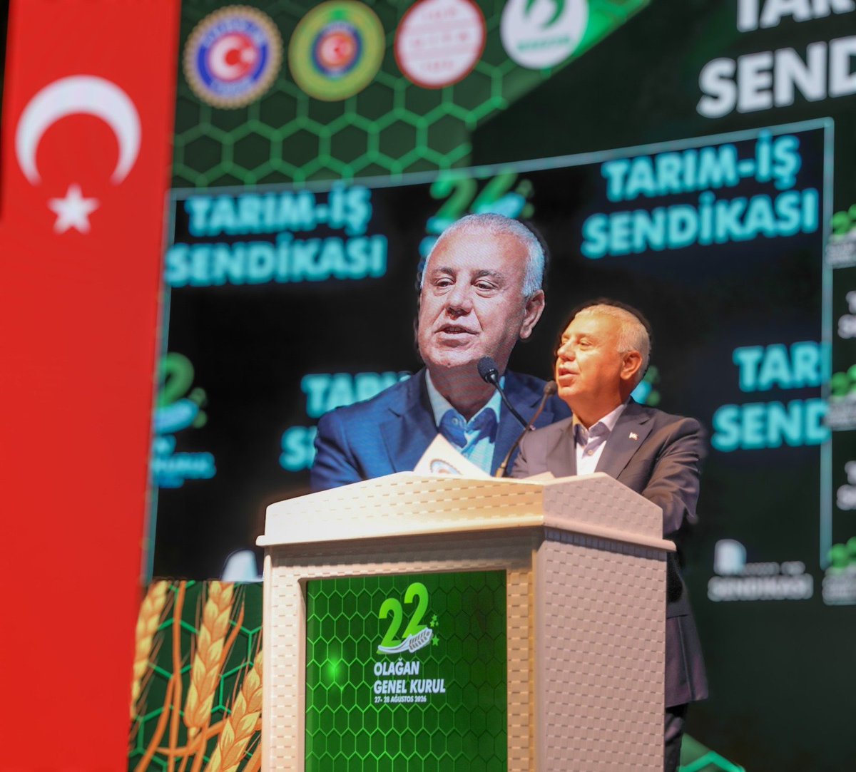alemdareyup's tweet photo. 📍Tarım-İş Sendikamızın 22. Olağan Genel Kurulu’nda Divan Başkanlığı görevini üstlenmekten büyük bir onur ve mutluluk duydum. 

Genel kurulun açılışında gerçekleştirdiğim konuşmada, kökleri 1961 yılına dayanan Tarım-İş Sendikamızın, tarım emekçilerinin alın terini ve haklarını korumak için yıllardır verdiği mücadelenin TÜRK-İŞ topluluğumuz açısından taşıdığı önemi bir kez daha ifade ettim.

Tarımın yalnızca ekonomik bir faaliyet değil, gıdanın, ��retimin, istihdamın, kırsal kalkınmanın ve ülkemizin kendi kendine yetebilme gücünün temeli olduğunu vurguladığım konuşmada, pandemi döneminin de açıkça gösterdiği üzere, üretmenin ve toprağımıza sahip çıkmanın aynı zamanda bir milli güvenlik meselesi olduğuna dikkat çektim.

Tarımda yaşanan teknolojik dönüşümün önemine değinerek; modern tarımın işçisiz tarım anlamına gelmediğini, tam tersine teknolojiyi kullanabilen, eğitimli, nitelikli, güvenceli ve örgütlü bir işgücüne her zamankinden daha fazla ihtiyaç duyulduğunu ifade ettim. İklim değişikliği, kuraklık ve su kaynaklarının azalması karşısında tarımsal üretimin korunmasının ülkemizin geleceği açısından hayati önem taşıdığını belirttim.

Sendikaların işçinin güvencesi, dayanışmanın ve sosyal adaletin teminatı olduğunu; sorunlarımızın çözümünün örgütlenmekten ve birlikte mücadele etmekten geçtiğini bir kez daha vurguladım. 

Bu vesileyle, Genel Başkanlık görevini devreden değerli yol arkadaşım İlhami Polat’a Tarım-İş’e, TÜRK-İŞ’e ve Türk işçi hareketine verdiği emeklerden dolayı teşekkür ediyor; görevi devralacak Tarım -İş Genel Başkanı İbrahim Özkeskin ve yeni yönetim kuruluna başarılar diliyorum.

Tarım-İş Sendikamızın 22. Olağan Genel Kurulu’nun ülkemize, çalışma hayatımıza, TÜRK-İŞ topluluğumuza ve bütün Tarım-İş üyelerimize hayırlı ve uğurlu olmasını temenni ediyorum.