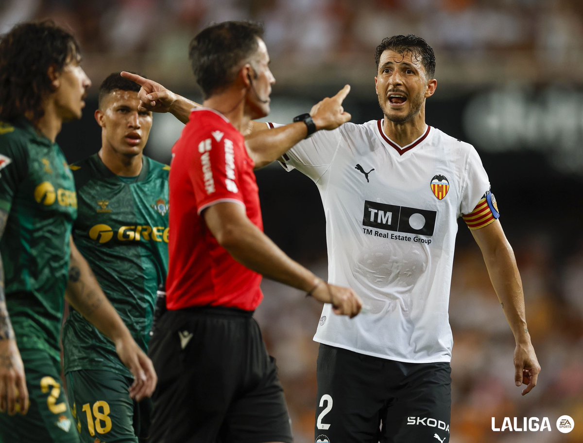 CVAF_Arbitroak's tweet photo. ๐ฒ ARGAZKIAK ๐ฒ
๐ฅ DEBUT en Primera Divisiรณn ๐ฅ
๐#LALIGAEASPORTS @LaLiga
โ๏ธ @valenciacf - @RealBetis
๐จโโ๏ธ Jon Ander Gonzรกlez
๐ธ La Liga
#EFAB #CVAF #Euskadi https://t.co/S0FMd4jwoP