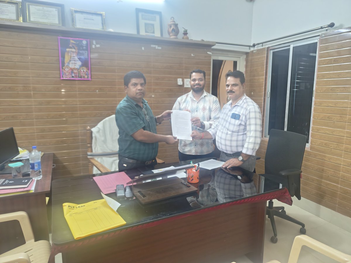 AOEOA_ODISHA's tweet photo. The Joint Coordination Committee (JCC) representing all core Block Extension Officers—GPDO, BSSO, WEO, & IoS/MI of #Gondia Block, #Dhenkanal of Odisha submitted a Joint Memorandum to the Govt through the BDO.
📷 Key Demands:
📷 Entry Pay Revision to #Level_10 (Grade Pay ₹4600) 📷 Health Cover (GJAY) & Field Protection Protocols 📷#OdishaBlockOfficers #PayParityLevel10 #JCCDemands
@MohanMOdisha
@SecyChief
@CMO_Odisha
@SSEPD2
@stscdev
@Food_Odisha
@PRDeptOdisha
@_anugarg
@otvkhabar
@kanak_news
@GovernorOdisha
@sambad_odisha
@samajalive
@DharitriLive1
@NandighoshaTV
@Naveen_Odisha
