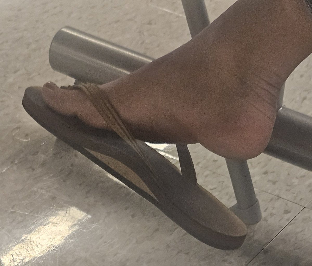 RandomFeetGuy's tweet photo. Hot feet on this 20 yr with an awesome moneyshot https://t.co/l5MZBTd2P5