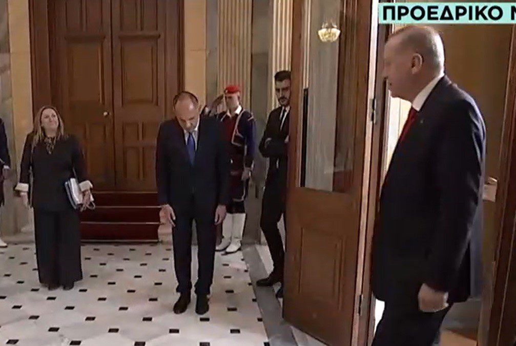 olympiada's tweet photo. Το τουρκικό ΥΠΕΘΑ χαιρέτησε την απόφαση της Ελλάδας να μετακινήσει τα συστήματα αεράμυνας Patriot από την Κάρπαθο στην Κρήτη, χαρακτηρίζοντάς το ένα θετικό βήμα προς την αντιστροφή της στρατιωτικοποίησης του νησιού σε παραβίαση των διεθνών συνθηκών. 

Η Άγκυρα προειδοποίησε επίσης ότι οποιαδήποτε κίνηση για την εγκατάσταση βάσης ΑΠΥ σε Ρόδο θα παραβίαζε το αποστρατικοποιημένο καθεστώς του νησιού και θα βλαπτόταν την ειρήνη, τη σταθερότητα και τις καλές γειτονικές σχέσεις στο Αιγαίο.

Συγχαρητήρια και εις κατώτερα. Εαν υπάρχουν