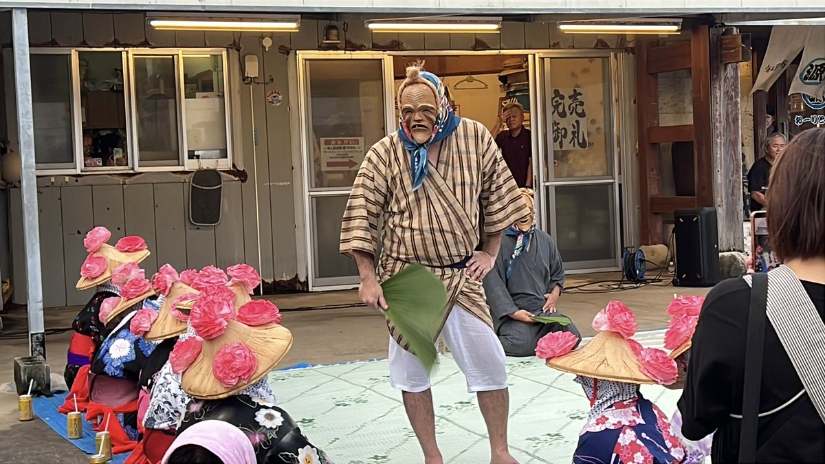 skuroshimaalgl's tweet photo. 夕方のヤマン散歩🚶‍♂️🌺

歩いていたら、なんとアンガマに遭遇。

お面をつけたウシュマイとンミーたち、
花笠をかぶった踊り手たち。
この独特の空気感、やっぱり八重山のお盆だなぁって感じます😊 https://t.co/Sh3xW4oCPL