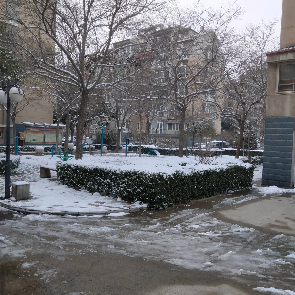 Annymarplan's tweet photo. Wow, fresh snow this morning makes every street look like a winter fairy tale. Can’t wait to go for a stroll!， https://t.co/5hdXb00JG5