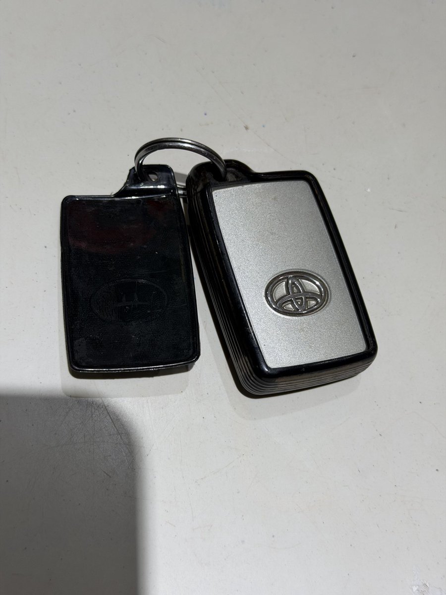 Bukasha91's tweet photo. This is probably a long shot but, someone has lost their car keys in the areas of Equatorial mall, just near PostBank. 
Please share this post widely, it might be able to reach the owner, I don’t know what other way to locate the person. They can call 0785993908. https://t.co/4heXt4cw3R