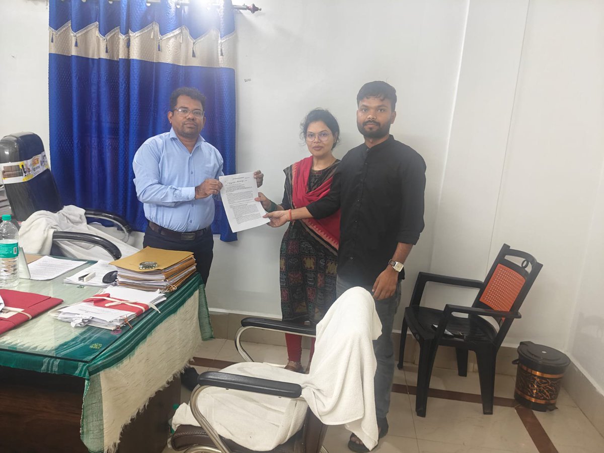 AOEOA_ODISHA's tweet photo. The Joint Coordination Committee (JCC) representing all core Block Extension Officers—GPDO, BSSO, WEO, & IoS/MI of #Harabhanga Block, #Boudh of Odisha submitted a Joint Memorandum to the Govt through the BDO.
📷 Key Demands:
📷 Entry Pay Revision to #Level_10 (Grade Pay ₹4600) 📷 Health Cover (GJAY) & Field Protection Protocols 📷#OdishaBlockOfficers #PayParityLevel10 #JCCDemands
@MohanMOdisha
@SecyChief
@CMO_Odisha
@SSEPD2
@stscdev
@Food_Odisha
@PRDeptOdisha
@_anugarg
@otvkhabar
@kanak_news
@GovernorOdisha
@sambad_odisha
@samajalive
@DharitriLive1
@NandighoshaTV
@Naveen_Odisha