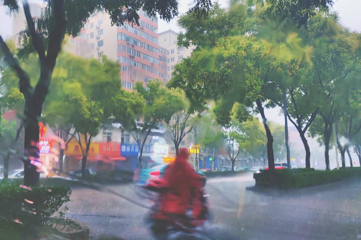 EmrullahEgin's tweet photo. Just missed the last bus in the rain, when a stranger pulled over and gave me a lift for free. Small kindess that made my whole day. https://t.co/tUtWPR9pjq
