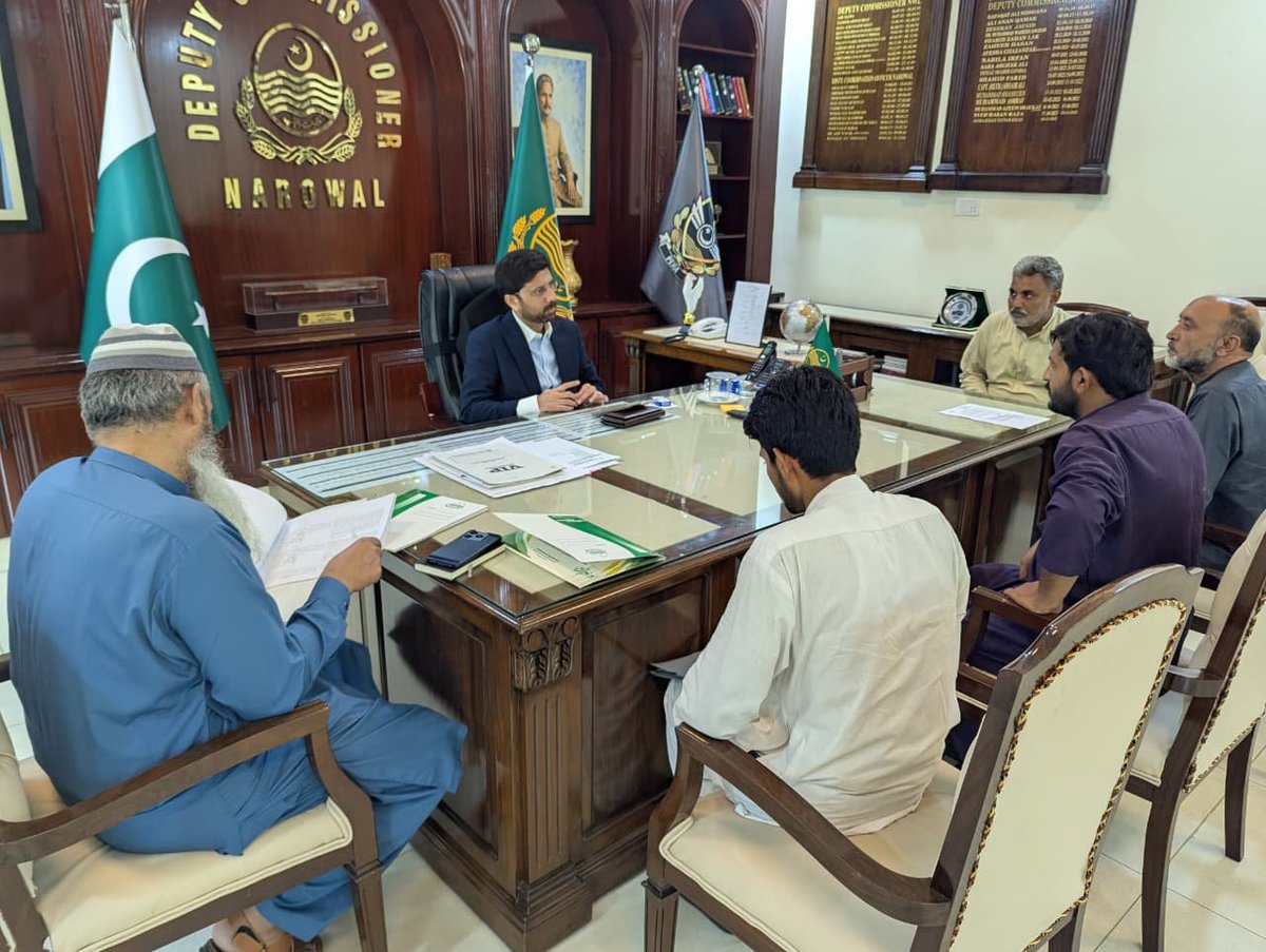 DcNarowal's tweet photo. "عوامی مسائل کا فوری حل، اوپن ڈور پالیسی"
ڈپٹی کمشنر نارووال محمد طیب خان روزمرہ کے معمولات کے مطابق اپنے دفتر میں آنے والے سائلین کے مسائل سن کر ان کے فوری حل کے لیے متعلقہ افسران کو ضروری ہدایات جاری کرتے ہوئے۔
@MaryamNSharif @dgprnewsfeed @GovtofPunjabPK https://t.co/AOEPyzmMZC