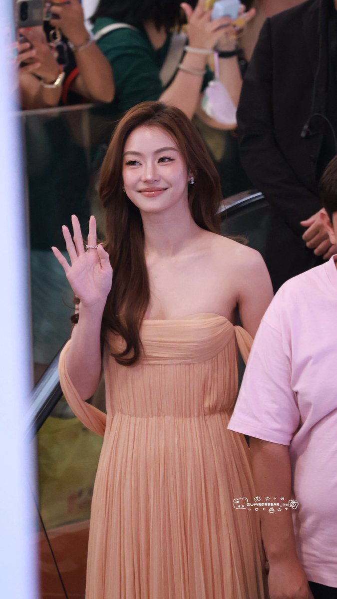 miunatshaphofc's tweet photo. Glowing in the crowd 

MIU SPECIAL APPEARANCE #CentralBeautyAwards26xMiu https://t.co/ISvslxg2bx