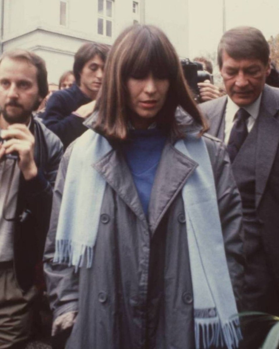 Cultination1's tweet photo. 🇩🇪 🚨Elle abat l'homme qui a VIOLÉE ET TUÉE sa fille de 7ans dans la salle d'audience. 

Le 6 mars 1981, Marianne Bachmeier entre dans un tribunal de Lübeck avec une arme cachée dans son sac. Quelques mois plus tôt, sa fille de 7 ans avait été VIOLÉE ET TUÉE par Klaus Grabowski.

Alors que Grabowski comparaît pour le meurtre d’Anna, Bachmeier sort son arme et lui tire dessus à plusieurs reprises dans la salle d’audience. L’homme s’effondre et MEURT SUR PLACE. 

Elle sera condamnée en 1983 à 6 ANS DE PRISON, avant d’être libérée après avoir purgé une partie de sa peine.
(Deutsche Welle)