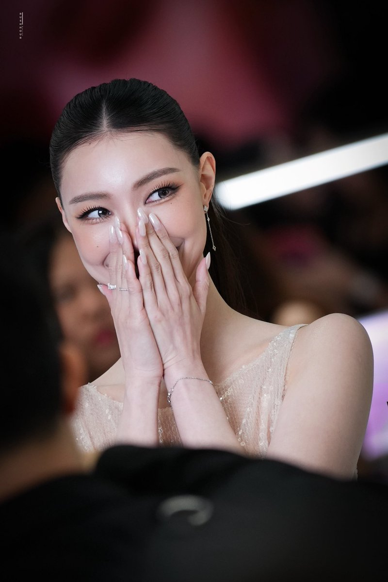 rushhour39's tweet photo. คนสวยขาดีใจอะจิ เฮห๊ะมาหาเยอะมากกกก

JINGJING WITH EL AT CBA 2026
#CentralBeautyAwards2026
#jingjingyu https://t.co/gAAd7Nw4dd