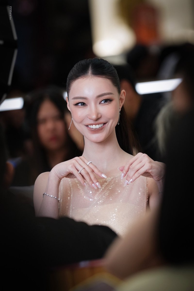 rushhour39's tweet photo. คนสวยขาดีใจอะจิ เฮห๊ะมาหาเยอะมากกกก

JINGJING WITH EL AT CBA 2026
#CentralBeautyAwards2026
#jingjingyu https://t.co/gAAd7Nw4dd