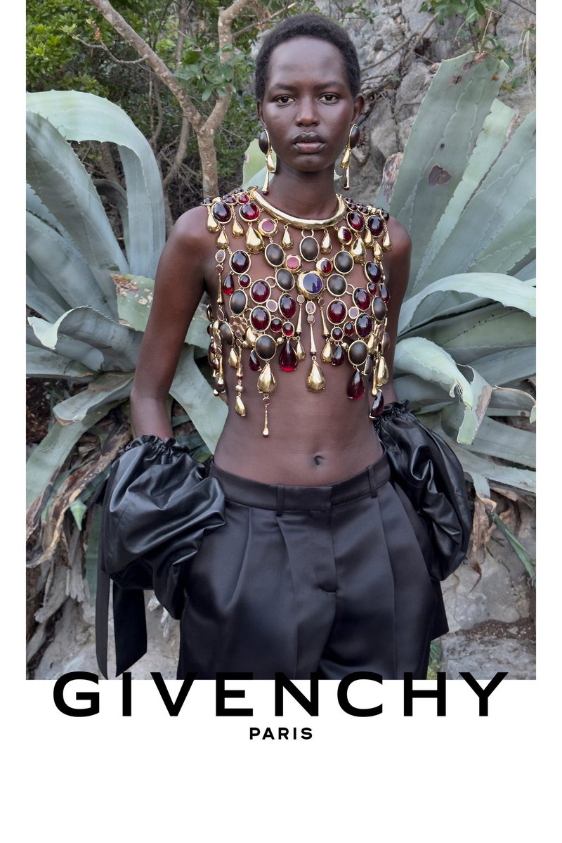 StreetFashion01's tweet photo. New Givenchy campaign by Sarah Burton 🙂‍↕️ https://t.co/nqJwjLBc5Q