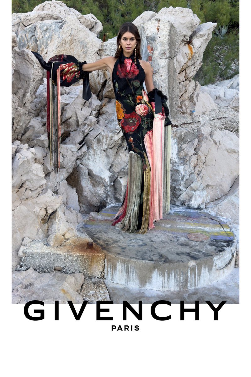 StreetFashion01's tweet photo. New Givenchy campaign by Sarah Burton 🙂‍↕️ https://t.co/nqJwjLBc5Q