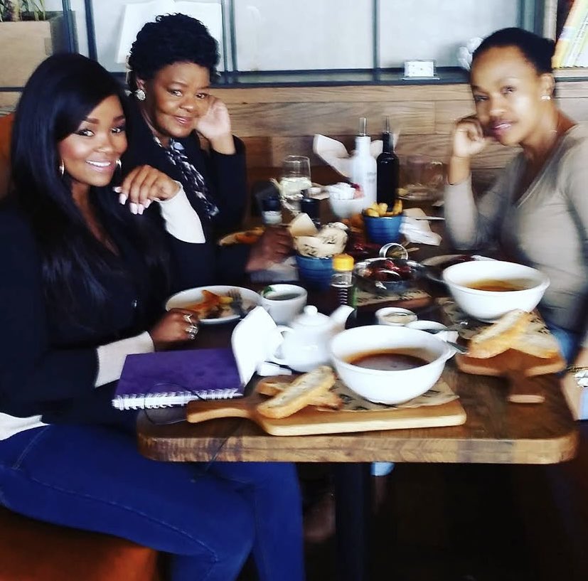 Melo_Malebo's tweet photo. Nonhle and Thandaza were blessed with such a beautiful mother. 🥺 https://t.co/HGfxz7nLiq