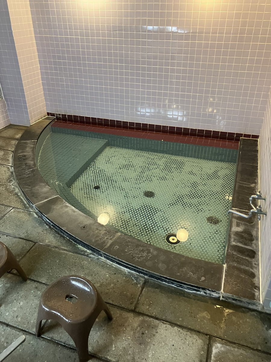 fnmzu's tweet photo. 越前町では玉島荘に宿泊。客室はオーシャンビューで温泉は24時間入り放題、お料理は海の幸をお腹いっぱいになるまで堪能できるので、昭和の旅館の雰囲気が嫌いじゃない方におすすめです https://t.co/T4R52nogQi