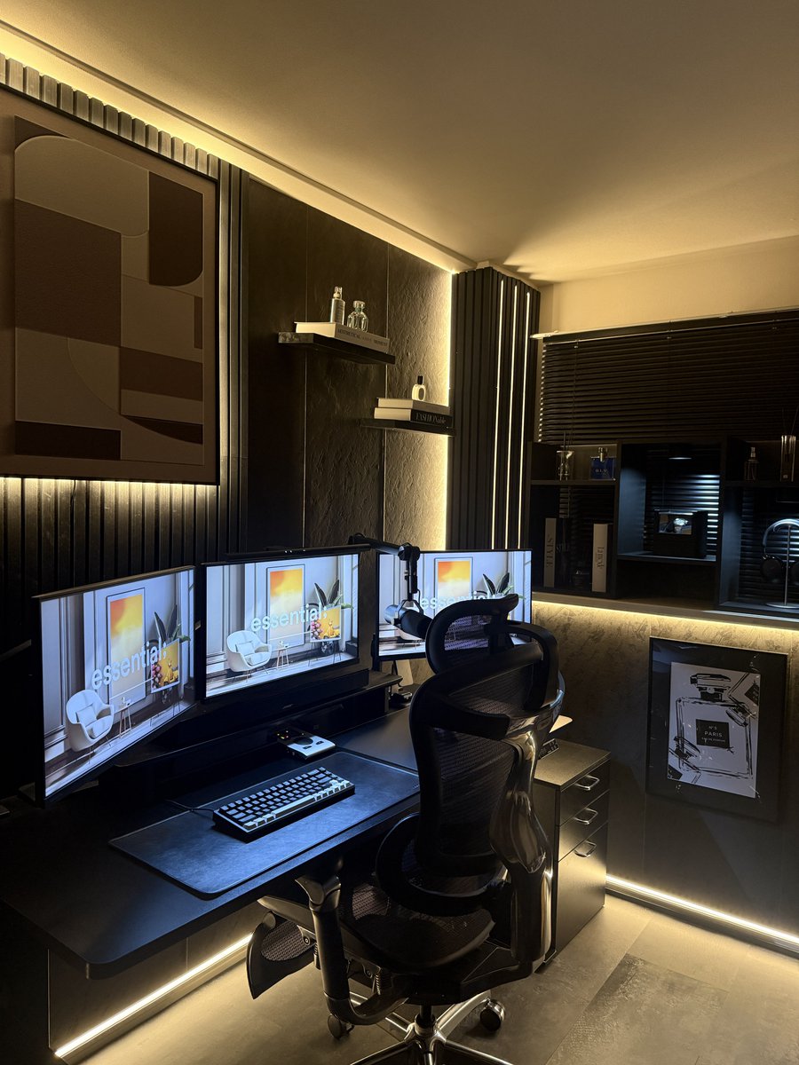 Chloe_desk's tweet photo. 6畳の部屋が半年でこうなった https://t.co/iHezChSFZP