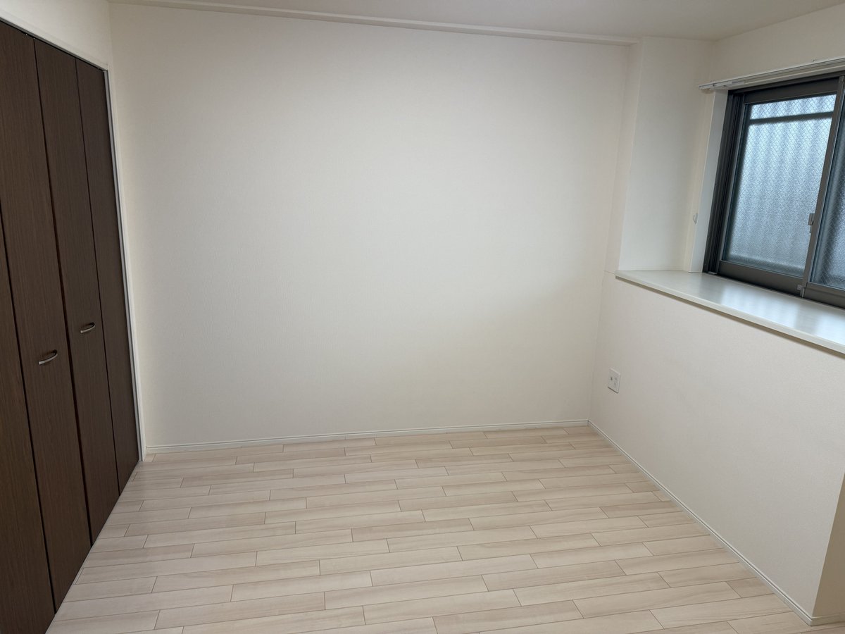 Chloe_desk's tweet photo. 6畳の部屋が半年でこうなった https://t.co/iHezChSFZP