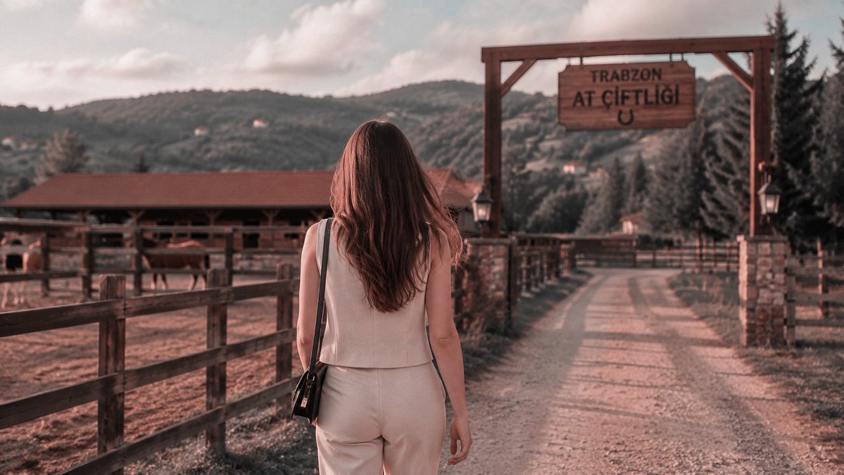 barvayeniceli's tweet photo. #sevdamkaradeniz ; at çiftliğuna geldik ama hanımefendi korkaymiş neymiş 'atı beslerken at elini ısırursa o zaman ne edecemuş?' ula atlardan çok beni yordu bugün sağ olsun alışana kadar da epey bi söylendi durdi. https://t.co/a0pn6INKNO