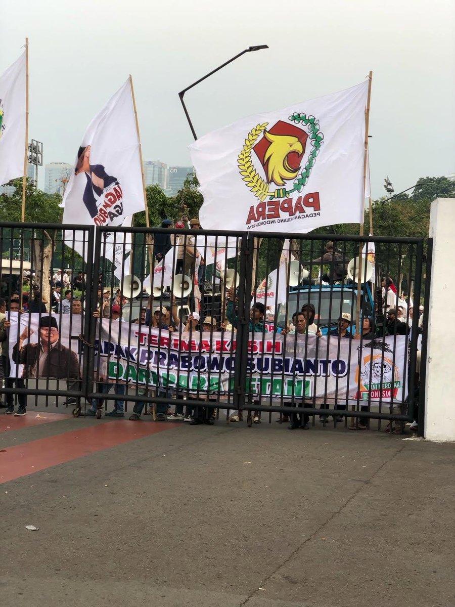 bismillahyuk_'s tweet photo. GILAAA.

GILIRAN #DEMO TANDINGAN DUKUNG PRABOWO. 

LANGSUNG DAPET VIP BGT YAA MASUK KE WILAYAH GBK HAHAHAH 🤣🤣🤣 https://t.co/cVZMNe3Kai