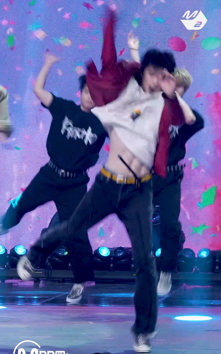 _jjeongjjh's tweet photo. 춤 추다가 복근 보이는 거 미쳤음.. https://t.co/NJSGUsAWO3