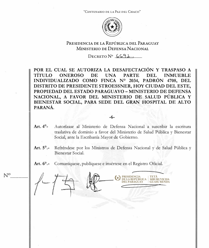 itaipuparaguay's tweet photo. 🏥 El presidente de la República, Santiago Peña, firmó el Decreto N.° 6.692, de fecha 26 de agosto, por el cual se autoriza la transferencia de un inmueble del Ministerio de Defensa Nacional (MDN) al Ministerio de Salud Pública y Bienestar Social (MSPyBS), que será destinado a la construcción del futuro Gran Hospital de Alto Paraná.

Este moderno centro hospitalario, que estará ubicado en el Km 8 de Ciudad del Este, marcará un antes y un después para la atención sanitaria de Alto Paraná y departamentos aledaños.

✅ Convenio entre el MSPyBS, el MDN e ITAIPU: firmado y vigente
✅ Proyecto ejecutivo: contratado
✅ Inmueble para el futuro Gran Hospital de Alto Paraná: transferido

🇵🇾 𝗔𝘃𝗮𝗻𝘇𝗮𝗺𝗼𝘀 𝗰𝗼𝗻 𝗺á𝘀 𝗶𝗻𝗳𝗿𝗮𝗲𝘀𝘁𝗿𝘂𝗰𝘁𝘂𝗿𝗮, 𝗺á𝘀 𝗲𝘀𝗽𝗲𝗰𝗶𝗮𝗹𝗶𝘇𝗮𝗰𝗶ó𝗻 𝘆 𝘂𝗻𝗮 𝗮𝘁𝗲𝗻𝗰𝗶ó𝗻 𝗺é𝗱𝗶𝗰𝗮 𝗺𝗼𝗱𝗲𝗿𝗻𝗮 𝗰𝗮𝗱𝗮 𝘃𝗲𝘇 𝗺á𝘀 𝗰𝗲𝗿𝗰𝗮 𝗱𝗲 𝗻𝘂𝗲𝘀𝘁𝗿𝗮 𝗴𝗲𝗻𝘁𝗲.