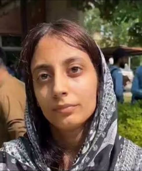 MariaBalochPK's tweet photo. پمز ہسپتال میں اپنی جان کی پرواہ کیے بغیر اپنی بھابھی بتیجھے  تین عورتوں اور ایک نومولود بچے کی زندگی بچانی والی راولپنڈی کی پندرہ سالہ منیبہ جب سب لوگ عملے سمیت بھاگ رہے تھے تب منیبہ نے اندر جاکر اپنی بھابھی بتیجھے اور تین عورتیں  اور آخری لمحے میں جب سب کچھ ناممکن تھا ہرطرف دھواں تھا نومولود بچے کو اٹھا کر صیح سلامت باہر لے آئی۔
یہ ہے قومی ہیرو تمغہ ہلال امتیاز سے ایسے ہیروز کو نوازنا چاہئیے ناچنے والوں کو نہیں