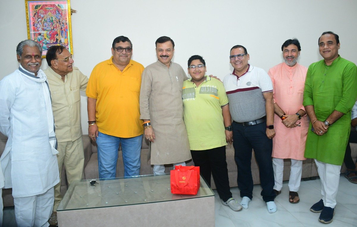 udaypratapmp's tweet photo. आज सेवासदन, लक्ष्मी टाउनशिप #गाडरवारा में वरिष्ठ जनप्रतिनिधियों, पार्टी पदाधिकारियों, कार्यकर्ताओं, विधानसभा तथा अन्य क्षेत्रोँ से पधारे गणमान्य नागरिकों से सौजन्य मुलाकात की। https://t.co/DmptmTRq6Q