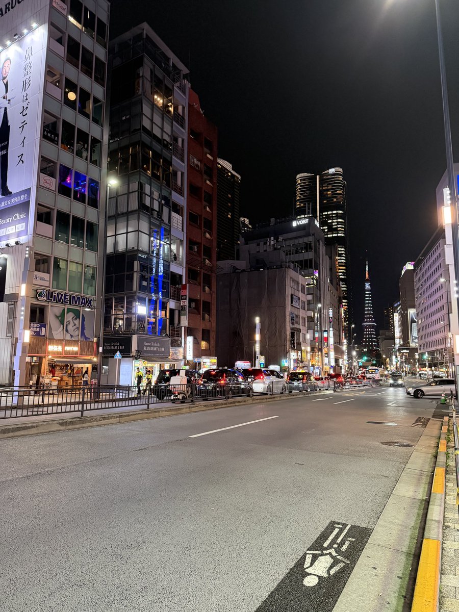 DJ_TARO's tweet photo. 六本木ってほんといつからこんなガラガラになったんだろ。ヒルズにはいつもいるけどこっちは事務所も近いけどほぼ来ないから改めて思った。 https://t.co/p1YS2837c7