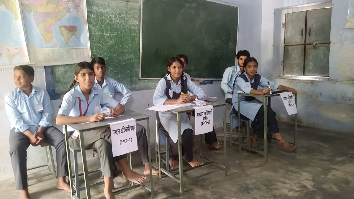 SubhashvermaRES's tweet photo. #School #ELC 
👉 राजकीय उच्च माध्यमिक विद्यालय हाड़ोता जयपुर 
👉 कल के जागरूक नागरिक, आज का लोकतंत्र!🇮🇳
हमारे विद्यालय के ईएलसी के छात्र-छात्राओं ने मतदान की पूरी कार्यप्रणाली का बेहतरीन प्रदर्शन कर मतदाता जागरूकता संदेश दिया।
 #जागरूक_मतदाता 
@ECISVEEP @CeoRajasthan
#ELC https://t.co/LbafNjoYCd