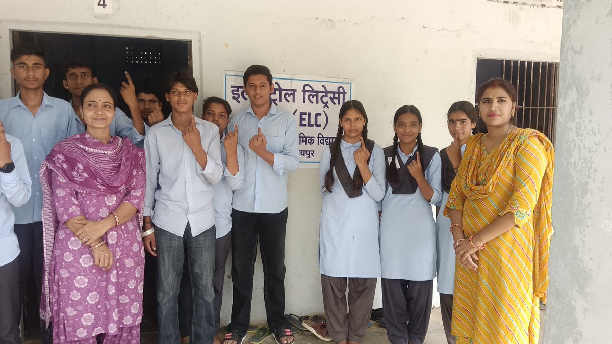 SubhashvermaRES's tweet photo. #School #ELC 
👉 राजकीय उच्च माध्यमिक विद्यालय हाड़ोता जयपुर 
👉 कल के जागरूक नागरिक, आज का लोकतंत्र!🇮🇳
हमारे विद्यालय के ईएलसी के छात्र-छात्राओं ने मतदान की पूरी कार्यप्रणाली का बेहतरीन प्रदर्शन कर मतदाता जागरूकता संदेश दिया।
 #जागरूक_मतदाता 
@ECISVEEP @CeoRajasthan
#ELC https://t.co/LbafNjoYCd