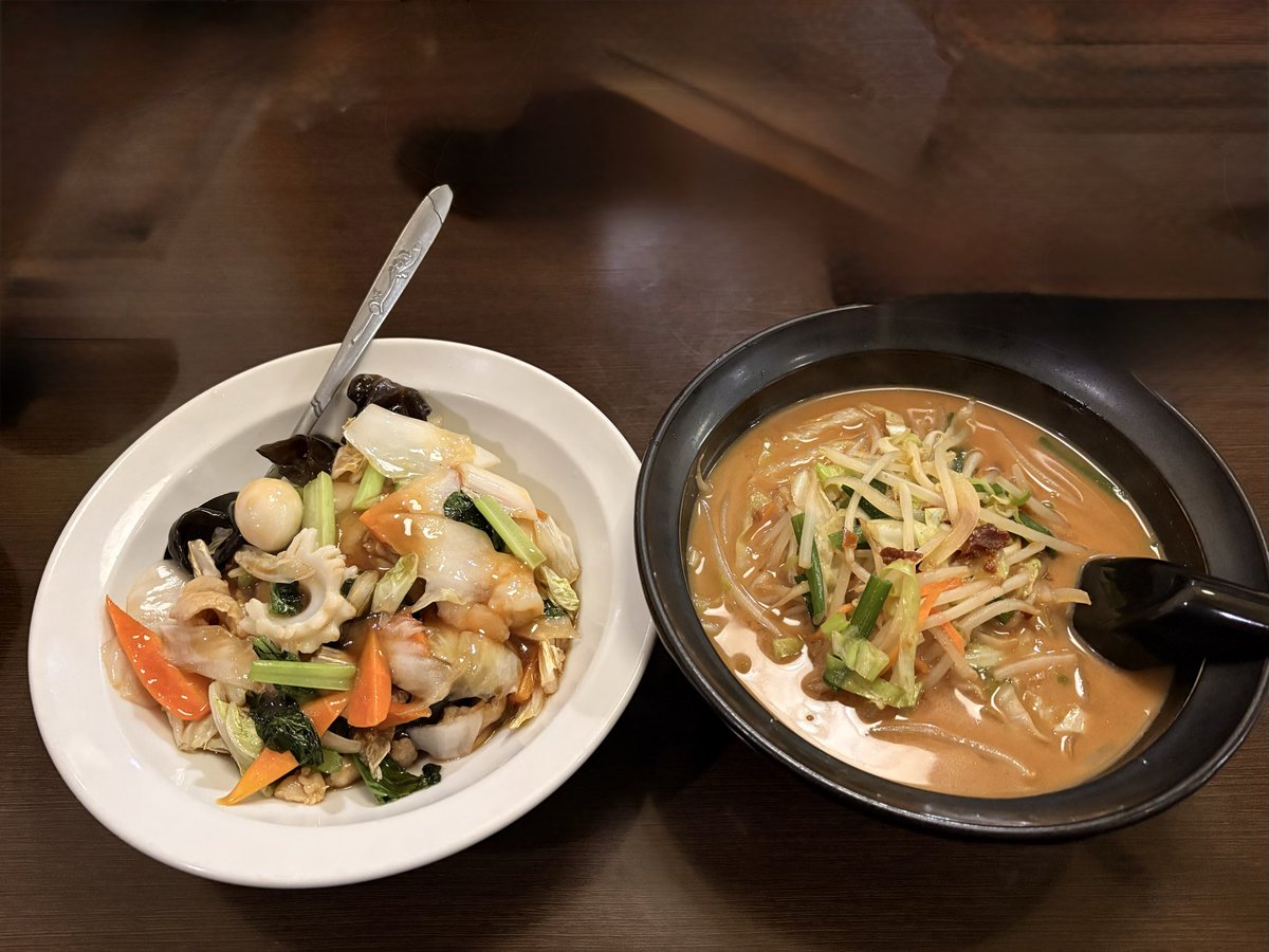 pompokoponhide's tweet photo. 近所の町中華へ😋🍜

ラーメン、餃子、中華飯、海老チリ、唐揚げ、青椒肉絲……
今日はちょっと頼みすぎました🤣

でも、どれも美味しくて大満足‼️
お腹いっぱい、ごちそうさまでした🙏✨

やっぱり町中華はいいですね〜👍 https://t.co/ARLkqdCzPL