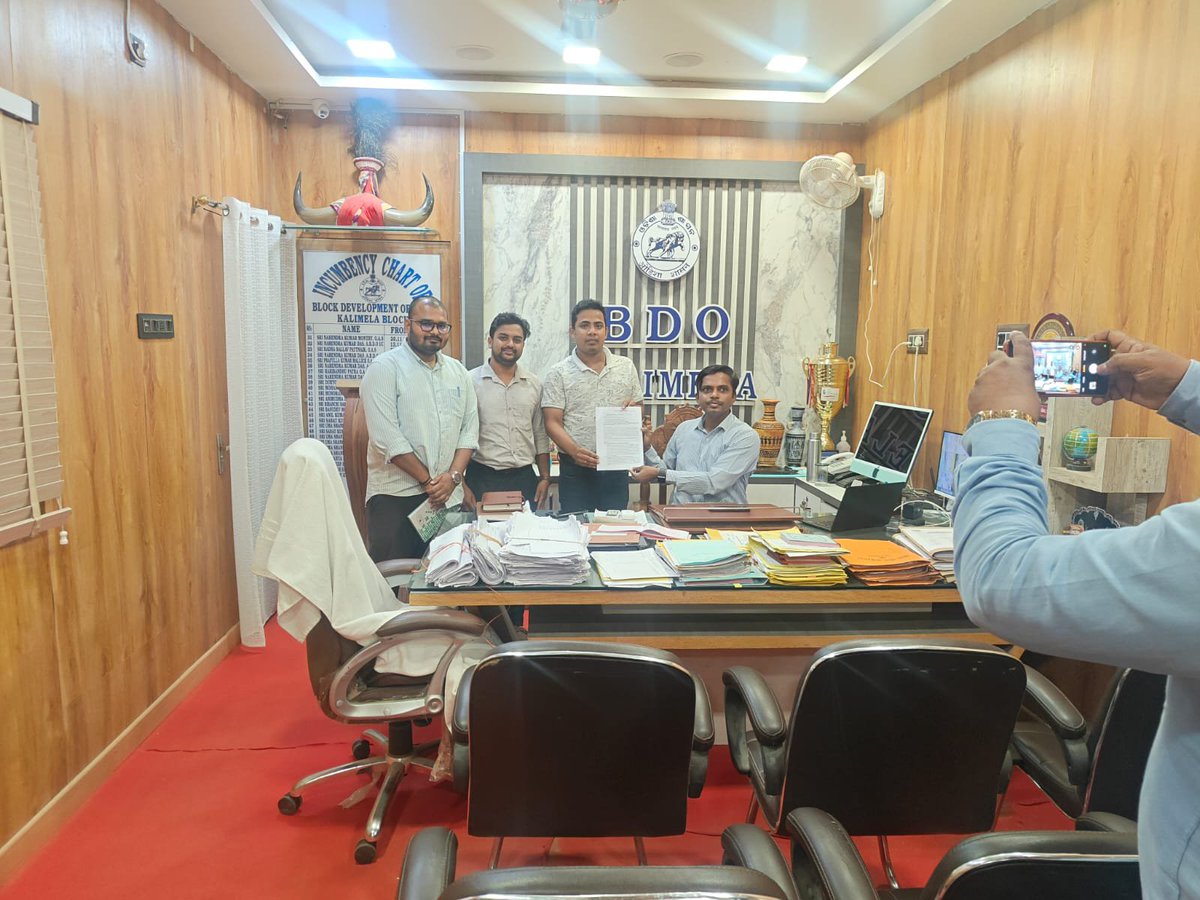 AOEOA_ODISHA's tweet photo. The Joint Coordination Committee (JCC) representing all core Block Extension Officers—GPDO, BSSO, WEO, & IoS/MI of #Kalimela Block, #Malkanigiri of Odisha submitted a Joint Memorandum to the Govt through the BDO.
📷 Key Demands:
📷 Entry Pay Revision to #Level_10 (Grade Pay ₹4600) 📷 Health Cover (GJAY) & Field Protection Protocols 📷#OdishaBlockOfficers #PayParityLevel10 #JCCDemands
@MohanMOdisha
@SecyChief
@CMO_Odisha
@SSEPD2
@stscdev
@Food_Odisha
@PRDeptOdisha
@_anugarg
@otvkhabar
@kanak_news
@GovernorOdisha
@sambad_odisha
@samajalive
@DharitriLive1
@NandighoshaTV
@Naveen_Odisha