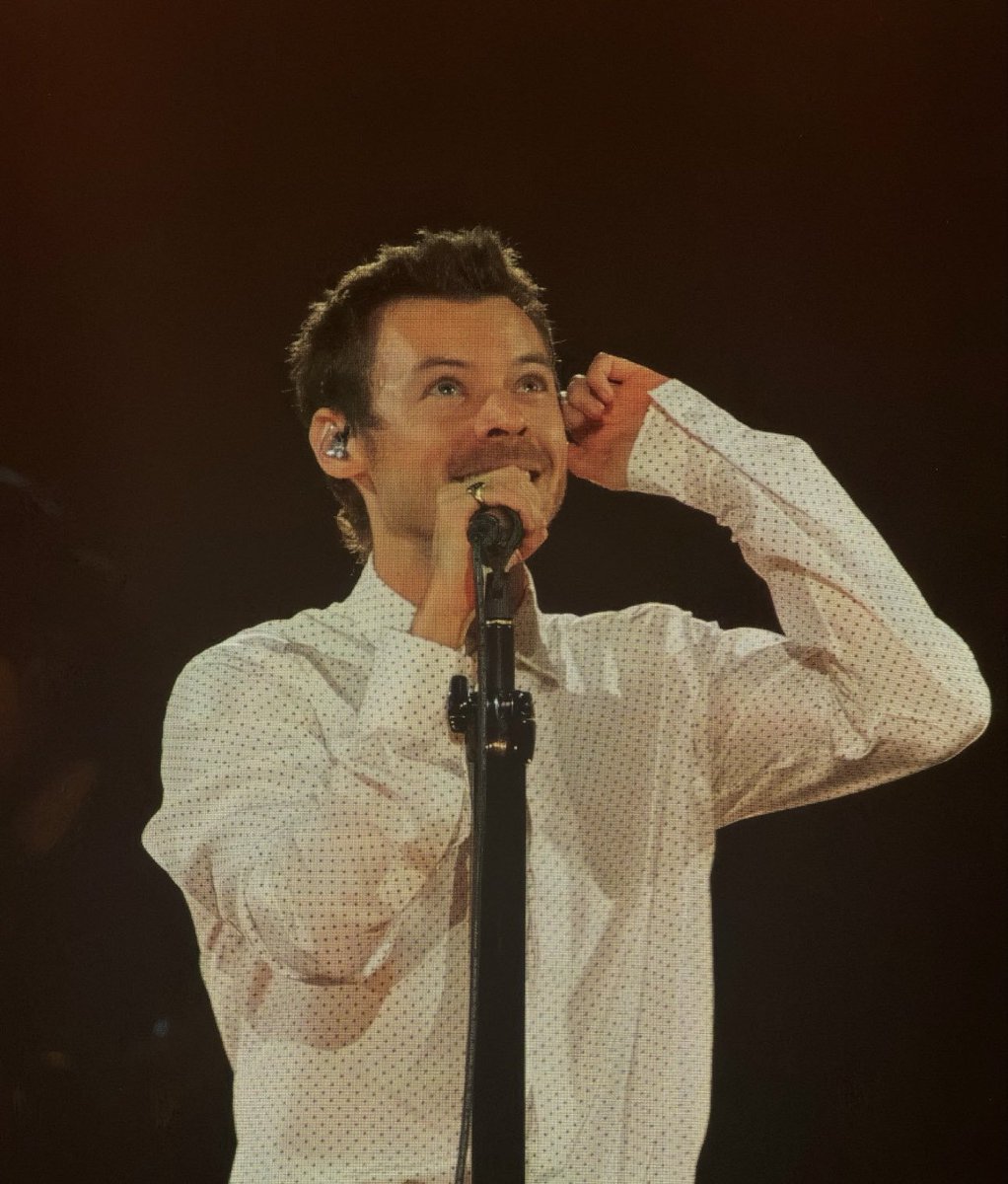 LHealer28's tweet photo. The pic  vs  The moment.

Taking it all in... THE  quick look up, and the immediate ‘Tomlinson's nose-scrunch’ to hold back emotion.🥹🫠 https://t.co/n2ZeKnjN3U