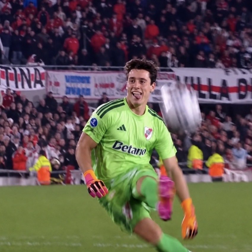futtmais's tweet photo. Coitado do goleiro Santiago Beltrán.

O cara pegou três pênaltis, mas será lembrado como o jogador que perdeu o decisivo e eliminou o River Plate da Sul-Americana.

Por sinal um dos piores pênaltis que já vi na vida. https://t.co/LzlYkoGcOQ