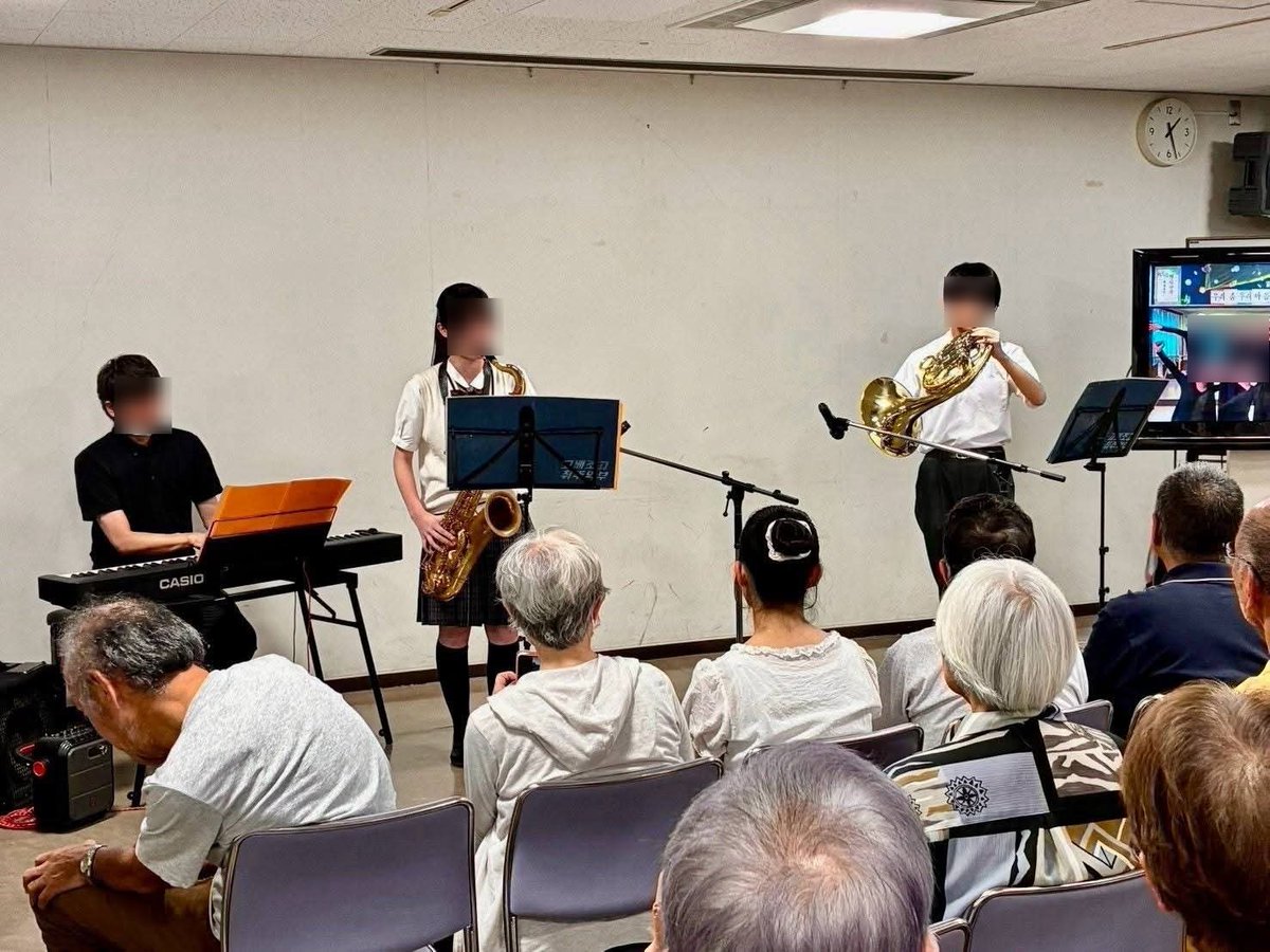 koreans_school's tweet photo. #神戸朝鮮高級学校
〜平和を願う想いは同じ〜

吹奏楽部 出張演奏
主将のぺが書きます。⁡

⁡8月11日に、宝塚で開催された「守ろう平和・なくそう戦争展にてミニコンサート」を行いました！

演奏とアピールを通して
世の中の平和を願う私たちの想いについて。
平和な社会を作る為には「知り合うこと、分かり合うこと」が必要だということ。
国が違っても、民族が違っても、お互いが歩み寄り、尊重する事が大切だという事ををお伝えしました。
⁡
⁡尊重。敬意を払うこと。

沢山の方が涙を流しながら、演奏を聴いてくださりました！…😭
日本の方々と朝高生が共に平和を願う、とても意義深い時間となりました。

｢戦争展｣の中には
朝鮮学校の幼保無償化問題、高校無償化問題の展示もありました。
異国の地で在日コリアン達がどのように生きているのか。
朝鮮学校の現状はどんな物なのか。
これらを知ってもらえる、大切な場となりました。

このような機会を設けてくださった｢朝鮮学校を支える宝塚市民の会」の皆様！
本当にありがとうございました！✨️
部員一同、また大切なものを学ばせて頂きました…！😭

これからも沢山の演奏活動を通して、ウリハッキョの力になれるよう、地域社会に貢献できるよう頑張ってまいります！