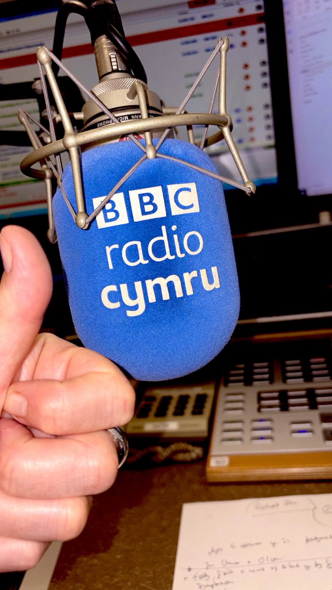 RealShanCothi's tweet photo. Edrych mlan i gal sgwrs dda da’r arbennigwr ym mynd y canu pop a’r canu gwlad Phil Davies i roi ein teyrnged bach ni ar Bore Cothi @BBCRadioCymru i Dolly Parton. Colli Bonnie a nawr Dolly…na chi glatshen i’r byd cerddorol…ser ag eicons go iawn! 😔💜 Bydd Phil da nesa #Dolly https://t.co/7CGFwOCTxe