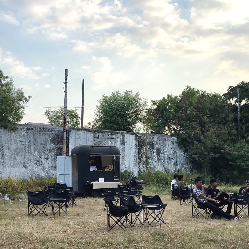 kyandeei's tweet photo. Moots yang lagi nyari street coffee buat nongki sore/malam, kalian harus ke GRIM COFFEE si☕️ tempatnya di daerah benteng vastenburg, buka dr jam 4 sore ampe jam 2 pagi yaww

lagi banyak diskon juga sekarang, cabss sobat solo🛵🫰🏼

Kepoiin aja disini 
IG/grimcoffee 📍GRIM COFFEE https://t.co/r3dRrm7U24