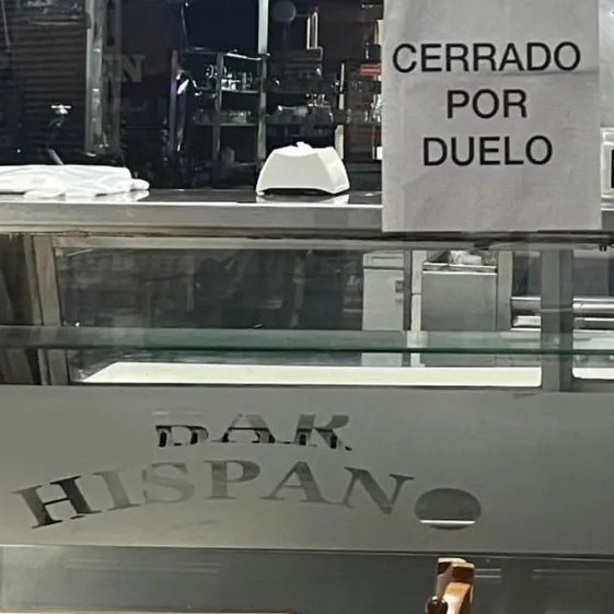 portalmvd's tweet photo. FALLECIÓ MANUEL RAMOS, PROPIETARIO DEL HISTÓRICO BAR HISPANO

Manuel Ramos, empresario gastronómico y propietario del Bar Hispano, falleció este miércoles. Su familia lo despidió como un “gallego corajudo y laburante” que dejó una fuerte huella en la gastronomía montevideana.

La familia Ramos adquirió el histórico bar céntrico en 2019. El local, fundado en 1958 y conocido por sus tradicionales picadas en “platitos”, permaneció cerrado en señal de duelo. Sus familiares prometieron intentar “honrar su legado”.

(+) en Montevideo Portal: https://t.co/M3P8zjqorj

Foto: sofimr15